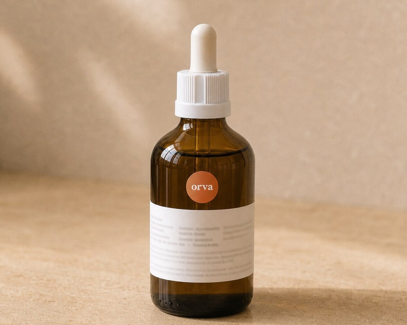 Braunglasflasche mit orva Sticker und Apothekenlabel